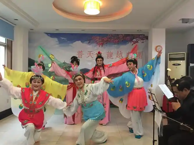 越剧节目丰富多彩,有《白蛇传》,《追鱼》,《貂蝉》,《龙凤花烛》等等