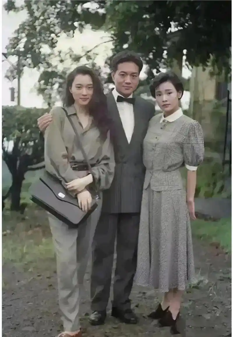 陈冲年轻时与两位好友合影,这张照片非常珍贵.