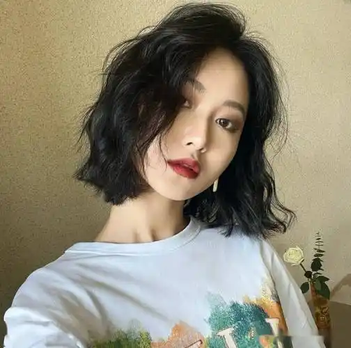 不得不说,"齐耳卷发"才是最适合中年女人的发型,洋气显年轻_头发_整体