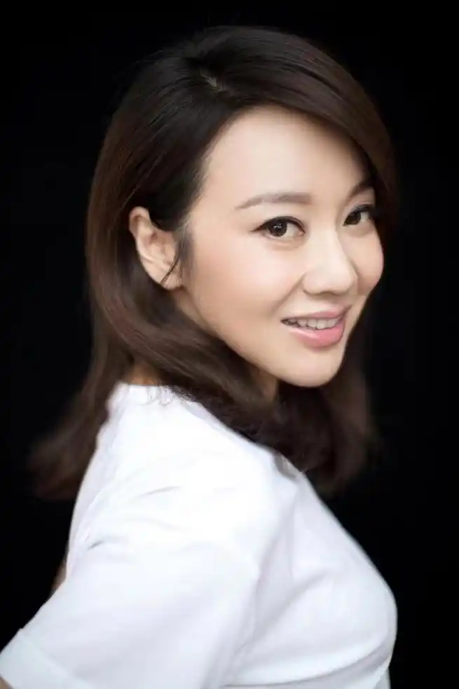 52岁闫妮素颜不敢认!皮肤蜡黄眼皮肿胀皱纹深,妆前妆后判若两人