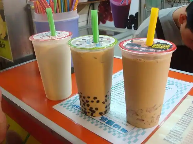 p>奶茶是饮品的一种,奶茶具有高糖分,高脂肪,高咖啡因及反式脂肪酸