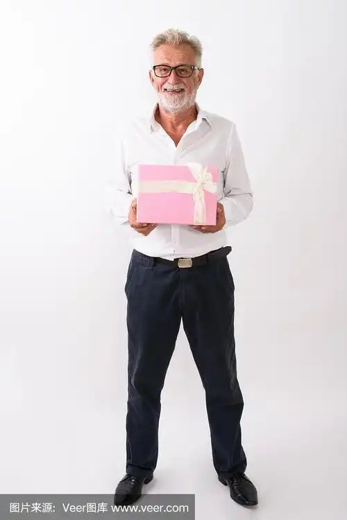 满脸胡须的老人的全身照,微笑着站在白色背景下拿着礼盒