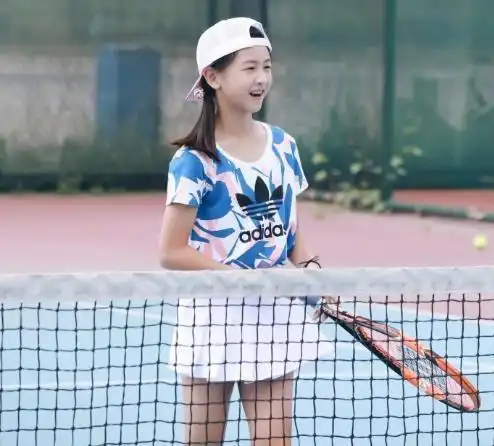 而田雨橙,乳名叫森碟的她完美地继承了爸爸运动员的基因,无论是踢足球