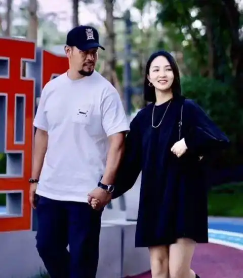 10月16日,"鲁智深"晋松晒与妻子李汶桐的合照庆祝恋爱16年,还罕见分享