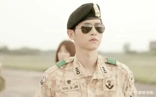 戴墨镜装酷的宋仲基(柳时镇)