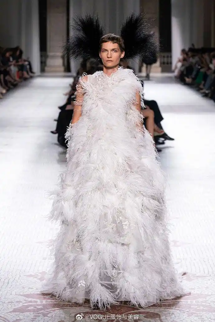 #vogue精选#女孩们都曾幻想过自己将会身着婚纱,与自己心爱的人一同走