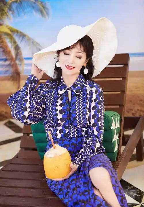 赵雅芝穿海滩风长裙戴白色帽子气质优雅笑容温柔