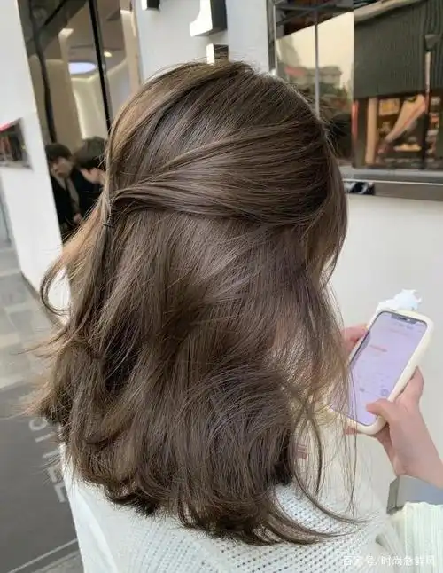 秋冬染发什么颜色更好看?2020流行这几种颜色,时髦又个性