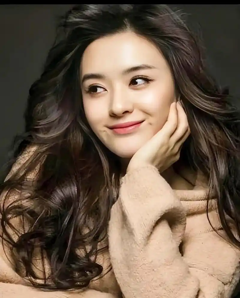 这位美女,在朱亚文,边潇潇主演的电视剧《正阳门下》里扮演关小关