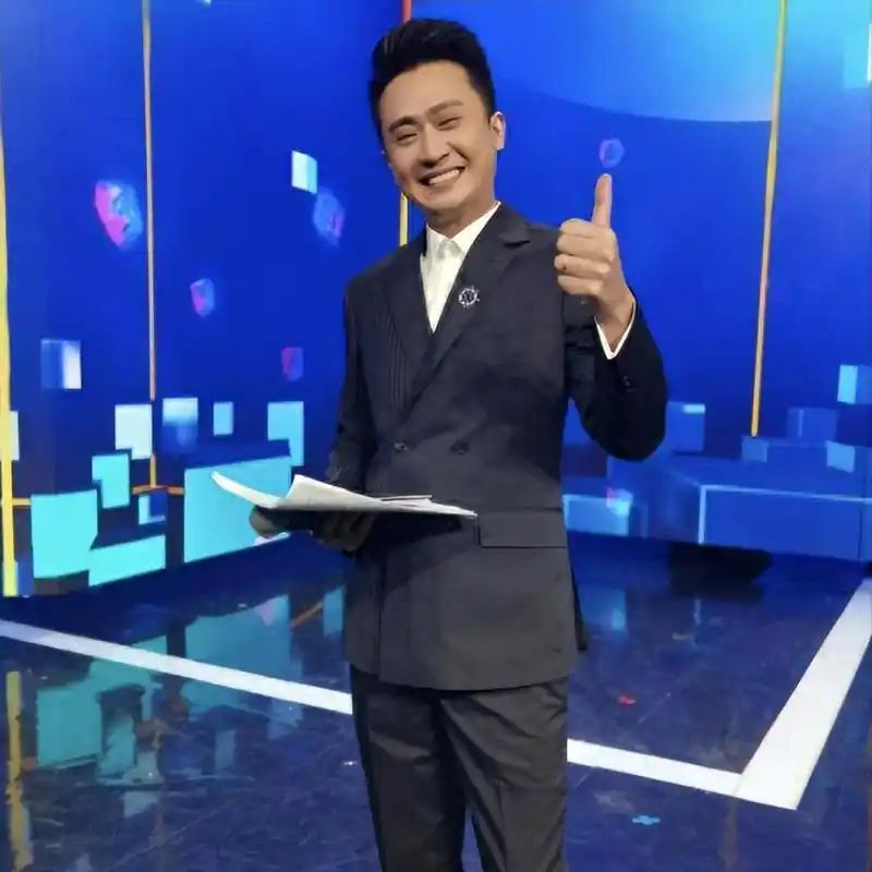 回顾主持人杨帆:娶平凡妻子,生下两个女儿,日子过得有滋有味