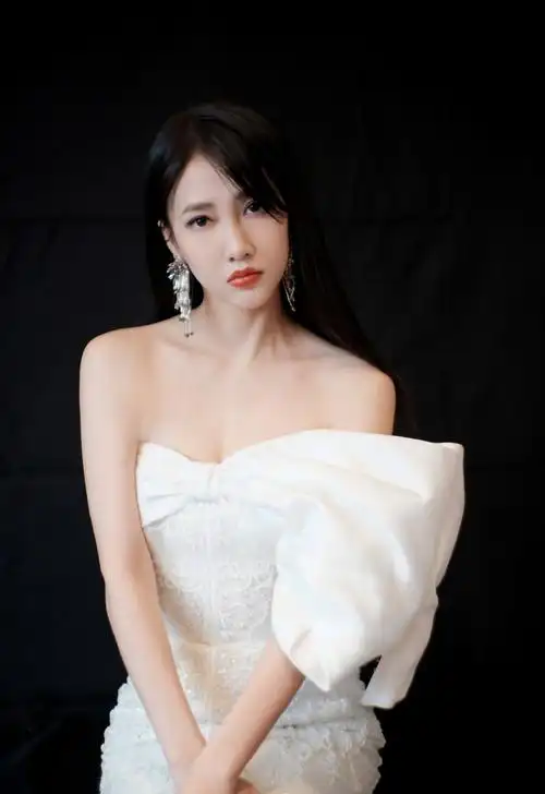 弦子抹胸裙性感写真图片