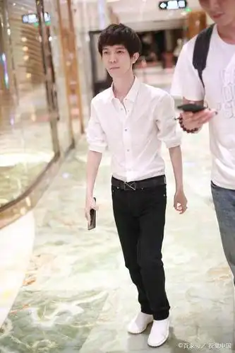 郭敬明穿搭显高有一手,衬衫下搭平腰裤,看着不止一米六