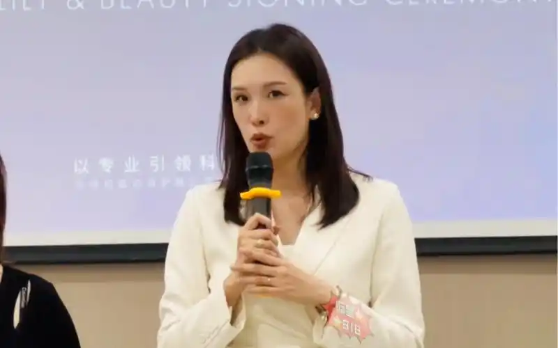 佟晨洁 白色套装 飒爽干练 潘经理长头发也好看