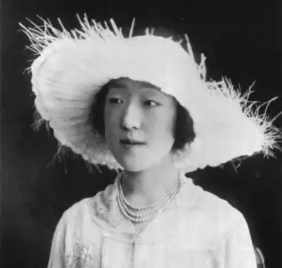 (香淳皇后)最后促成这段姻缘的是昭和天皇.