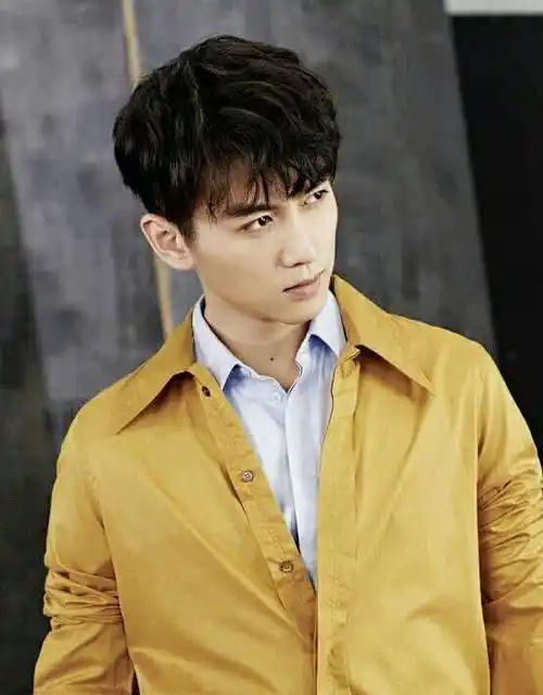 原创陈晓大学时期写真病娇感绝了青涩感满满啊现在成熟风也特别帅