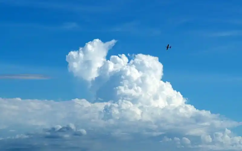 云层中的飞机高清唯美特写摄影图片电脑桌面壁纸下载