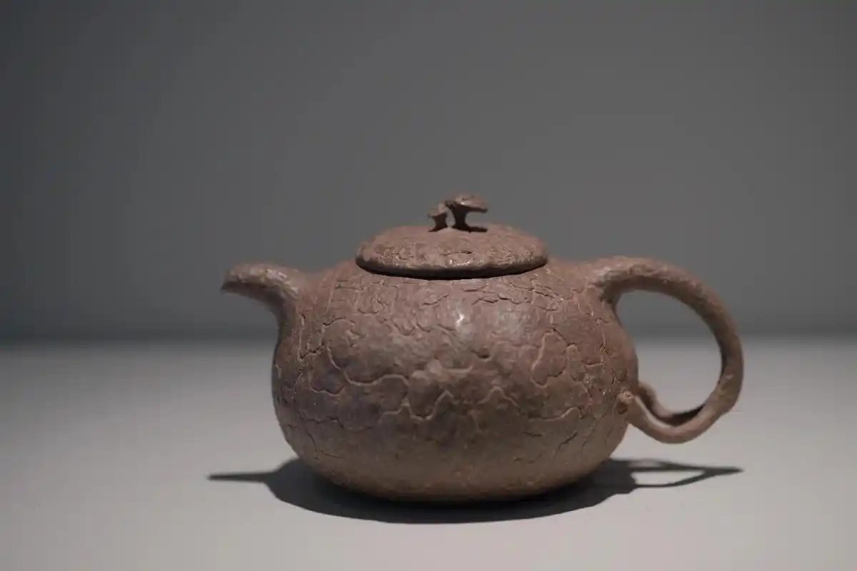 刘莹 灵芝小供春 全手工制作 异型出水孔110cc#紫砂壶  - 抖音