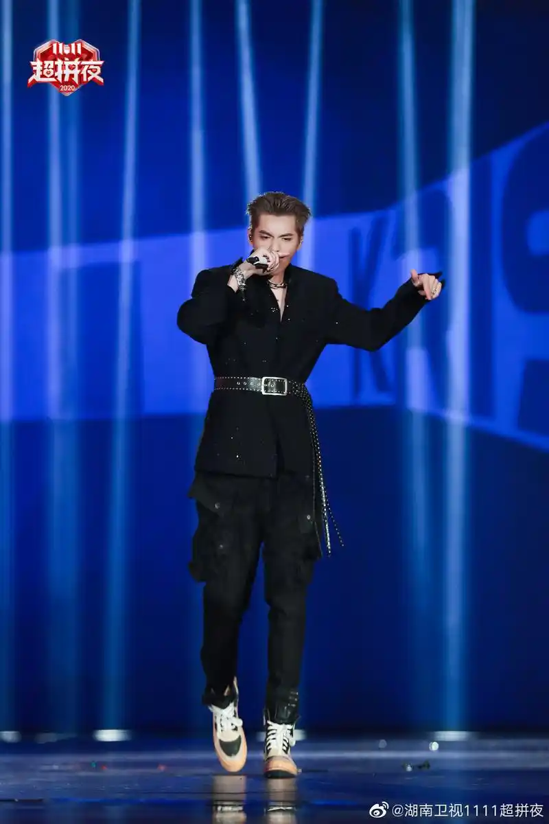 吴亦凡湖南卫视超拼夜剧照来袭 气场全开舞台上尽显王者风范