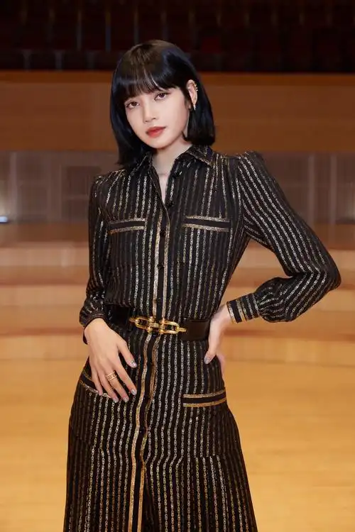 简介:lisa条纹装性感写真图片,分享一组lisa图片给大家,图中的明星