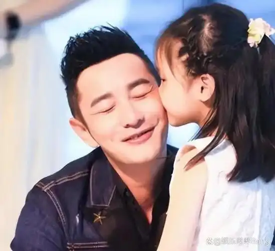 网友纷纷猜测黄晓明除了与angelababy育有儿子外,可能还有一个女儿