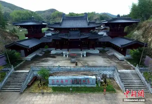 寿宁三峰寺 三峰耸翠,高台映日,古寺有阶皆画意 九曲流香,幽谷含烟