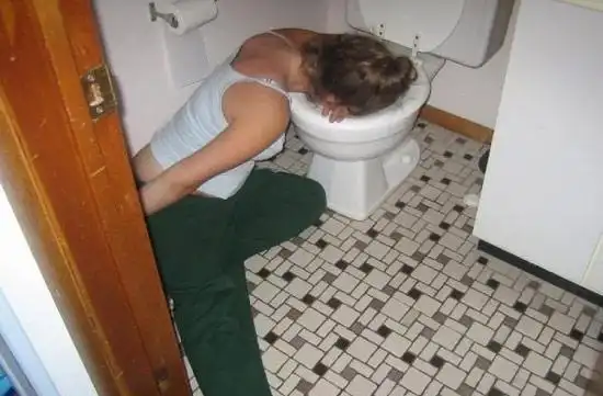 国外美女酒吧狂欢太兴奋,醉酒后失态丑态百出_网易订阅