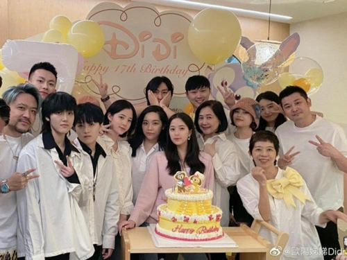 欧阳娣娣庆生姐姐欧阳娜娜全程冷漠脸生日蛋糕略显寒酸