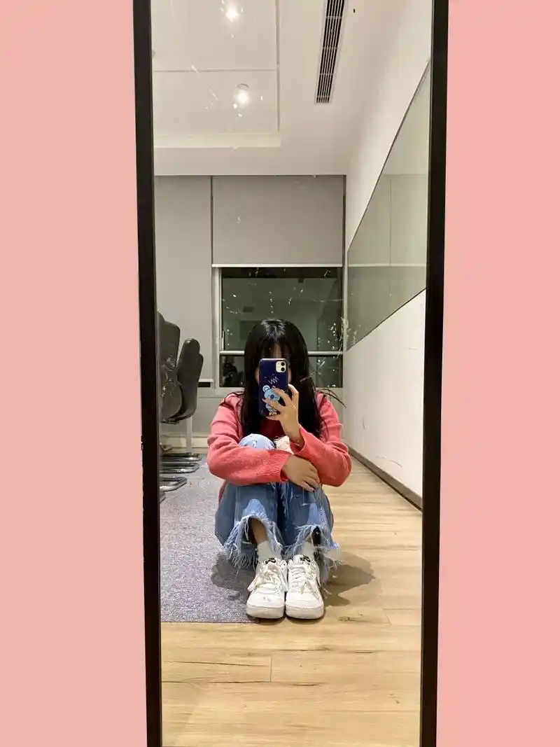 屈膝当然,不管你是坐在地上还是坐在椅子上,你都可以摆出"大佬"的姿势