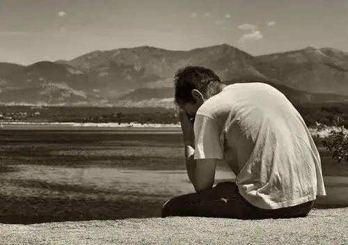 男人喜欢深夜独自坐在车内发呆多半是因为压力太大