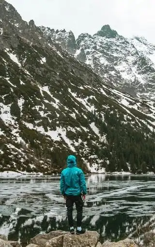 男生旅行中的背影图片壁纸