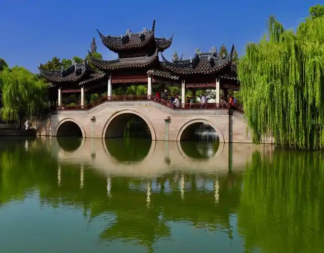 苏州静思园主题为明清建筑风格,静思"乃宁静思远之意"园内众多明清