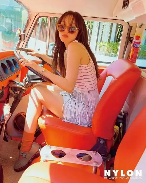 蜜桃少女金宝罗吊带衫搭流苏裙好清纯,和雪莉合照像双胞胎_网易订阅