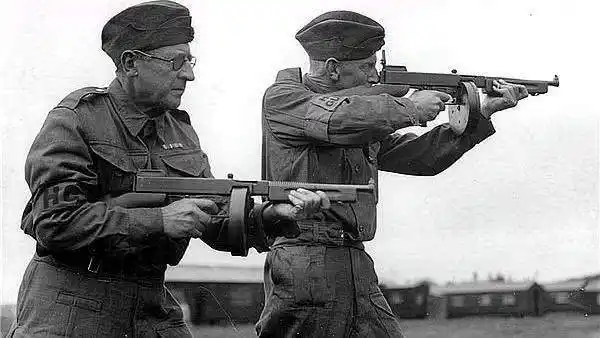 汤普森冲锋枪霸气的代号:毁灭者一号,命运多舛的二战最好冲锋枪