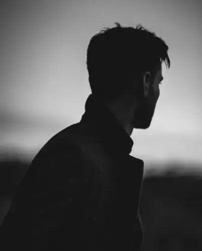 他是年仅24岁的型男摄影师19岁被确诊为抑郁症用镜头拍下自己内心的