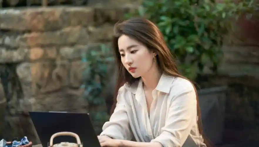 《火锅》逃档了,《哈尔滨1944》扑了,拿顶薪的杨幂成了85花之耻