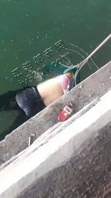 今天江油发现两具尸体一桥一具女性浮尸灰坝附近一具腐尸