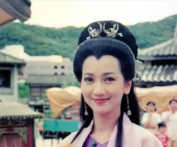 众所周知,白娘子,人称白素贞,是在西湖大桥与许仙结婚的.