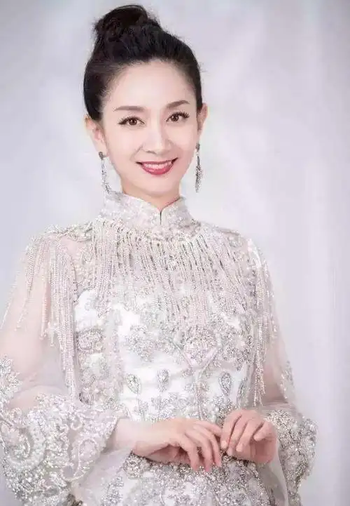 主持人王芳:怀孕8个月还在工作,她的婚姻真的幸福吗