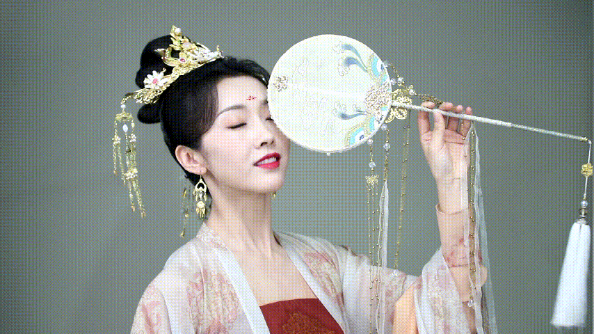 一袭古风裙,扇子半遮着脸,整个人看起来古典韵味十足,就像是从仕女图