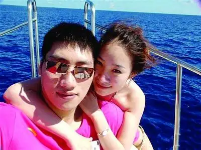 唐正东儿子香港顺利降生 开心过头忘问体重