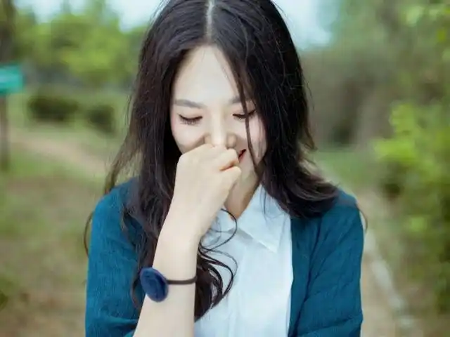 自己走路还面带微笑的人,是傻子,还是爱情,又或许是成功?