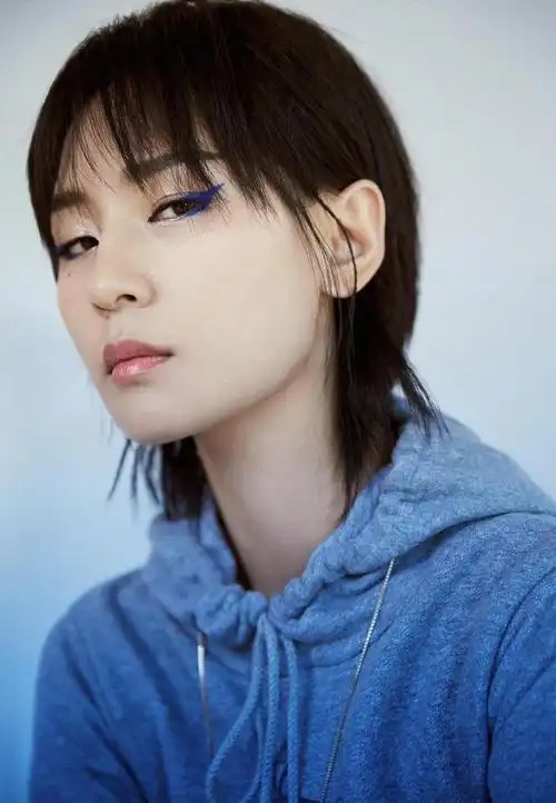 而且周笔畅的短发融合了蓬松的空气刘海,让她整个人看上去非常的柔美.