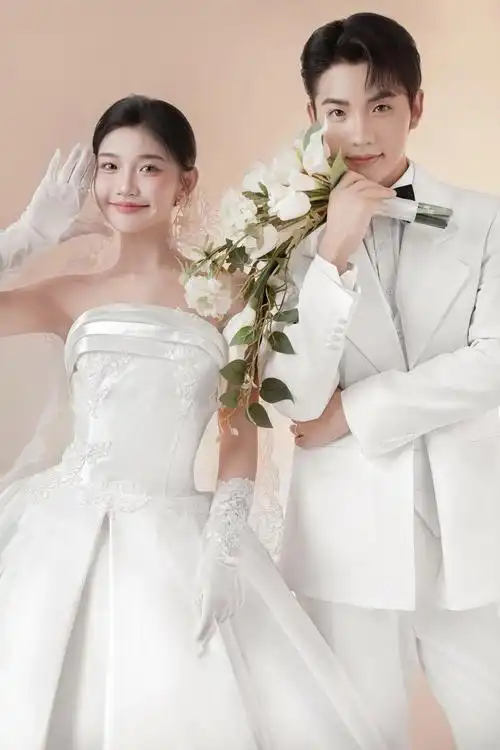 室内简约可爱婚纱照