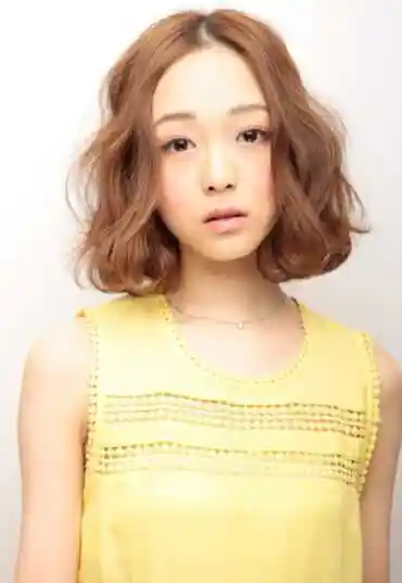 五款最新方脸短发发型推荐,轻松摆脱脸型困扰