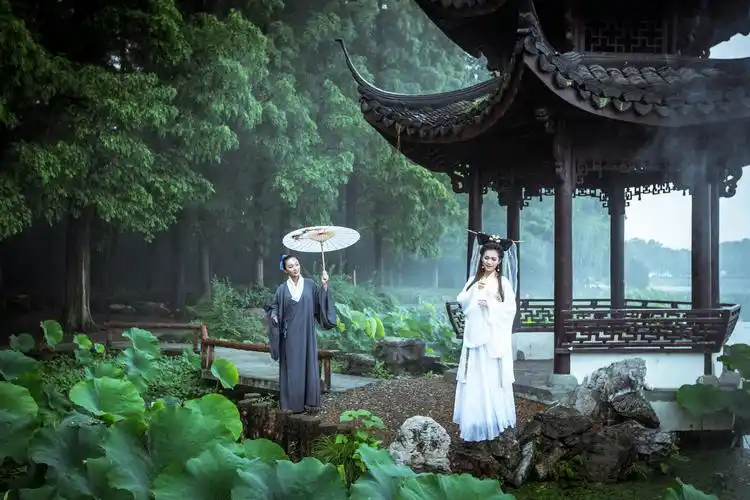 西湖边惊现穿越白娘子!