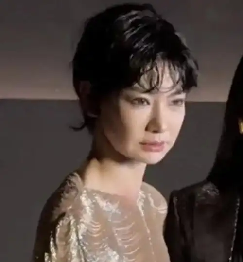 "素颜无人识"的5位女星,带妆各个貌美如花,卸妆:大姐