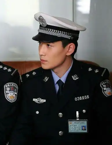 朱一龙帅气制服造型小合集,军装在身,挺拔身姿……|朱一龙_新浪新闻