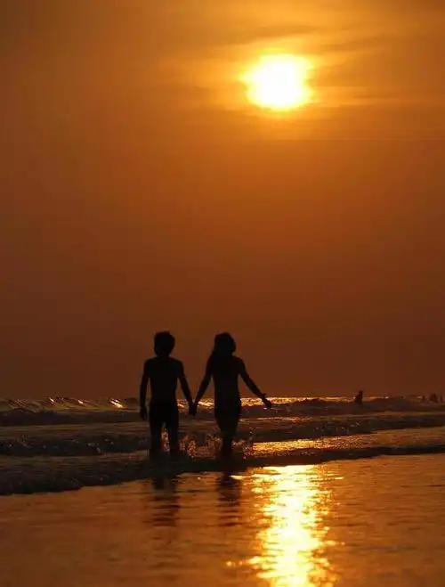 当原本恩爱的两个人"缘分"尽了,分手之后,用情至深的一方会很难割舍