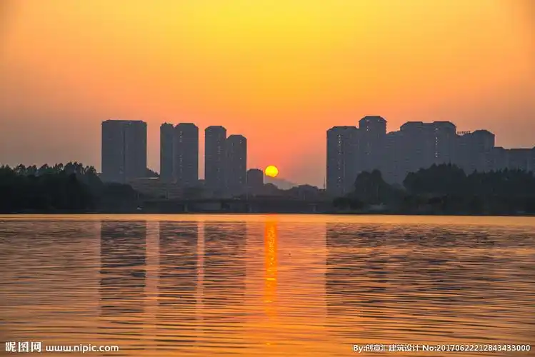 夕阳下的城市图片