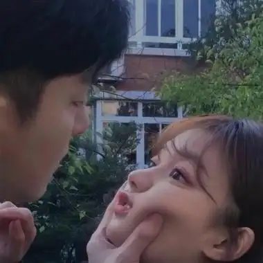 高调秀恩爱很潮的甜甜情头 真人超靓舍不得分开的情头_情侣头像_美头